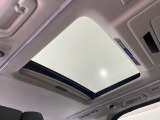 【大型サンルーフ】車内の解放感が一気に上がる大型のパノラマルーフ!季節を問わず開放的で快適なドライブをお楽しみいただけます。流通量も少なく希少価値の高い人気の装備です♪