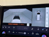 パノラミックビューモニターを装備。駐車場や交差点でクルマを真上から見るように周囲を確認できます。機能の詳細は販売店スタッフまでおたずねください。