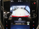 後方映像を11.6インチディスプレイに表示し、ステアリング連動ガイドラインが駐車をサポート。さらに後退時はリヤ4センサーが障害物を検知し、必要に応じてブレーキが作動します。