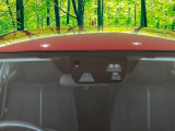 【i-ACTIVESENSE】走行中に前方の車両等を認識し、衝突しそうな時は警報とブレーキで衝突回避と被害軽減をアシスト。より安全にドライブをお楽しみいただけます。