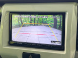 【バックカメラ】駐車時に後方がリアルタイム映像で確認できます。大型商業施設や立体駐車場での駐車時や、夜間のバック時に大活躍!運転スキルに関わらず、今や必須となった装備のひとつです!