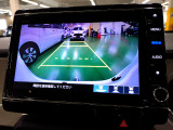 バックカメラの画像です。ガイドラインがスムースな車庫入れをサポートいたします。車庫入れの安心感がアップしますね。