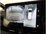 パノラミックビューモニター付きです。車両を上から見たような映像をディスプレイオーディオ画面に表示。運転席からの目視だけでは見にくい、車両周辺の状況をリアルタイムでしっかり確認できます。