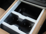 多彩な収納で小物類の置き場にも困りません。さらにワイヤレス充電にも対応しているのでお出掛け中のスマートフォンの充電切れも心配無用です。