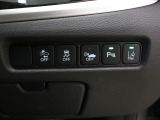 【シティブレーキアクティブシステム】低速走行時、自車が前方の車両のほぼ真後ろから追突する恐れがある時、運転者のブレーキ操作を支援、衝突回避を支援したり衝突の衝撃を軽減する装置です。