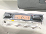 【オートエアコン】一度お好みの温度に設定すれば、車内の温度を検知し風量や温度を自動で調整。暑い&hellip;寒い&hellip;と何度もスイッチ操作をする必要はありません。快適な車内空間には必須の機能ですね♪