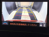 こちらのバックカメラは画面にラインが表示されておりますので、バック時のクルマの進行方向の目安になります。より高いレベルで車庫入れをサポートする、便利な機能ですね。