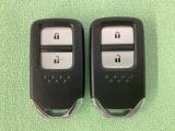 スマートキーを装備しています。鍵を差し込むことなくドアロックの開け閉めと、スタートボタン操作でのエンジンスタートができます。スペアキーも同じものを用意しております。