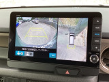 バックギアに入れますとご覧のような画像に自動的に切り替わります。車庫入れ時に役立ちます。