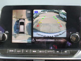 上空から見下ろしているかのように駐車できるアラウンドビューモニター。車庫入れや縦列駐車に役立ちます。