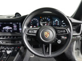 911伝統の5連メーターパネル、非常にレーシーな雰囲気を醸しだしています