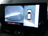 【全周囲モニター】車を上空から見下ろしたような映像をカーナビ画面に映し出し、車庫入れや縦列駐車をサポートしてくれます。