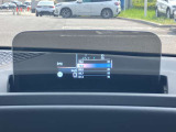 人気のヘッドアップディスプレイ!現在の車速、ナビゲーション・システムによるルート案内の矢印表示、チェック・コントロール、前車接近警告など、さまざまな情報をドライバーの視界内に直接表示いたします!