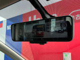 インテリジェント ルームミラーは、車両後方のカメラ映像をミラー面に映し出すので、車内の状況や、天候などに影響されず、いつでもクリアな後方視界が得られます