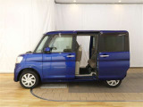 両側スライドドア付きだから、狭い駐車スペースなどでの 乗り降りラクラク!小さなお子さまのいるご家庭には嬉しい装備。助手席側はパワースライドドアです!