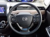 ハンドル左側にはオーディオ操作が出来るオーディオリモートコントロールスイッチ、右側にはHonda SENSINGとオートクルーズコントロールのスイッチを装備!