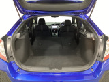 リアシートの背もたれを前方に倒して荷室を広げられますので、長いお荷物も積むことができます。背もたれは6:4の割合で分割して可倒できます。