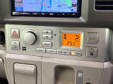 【オートエアコン】一度お好みの温度に設定すれば、車内の温度を検知し風量や温度を自動で調整。暑い&hellip;寒い&hellip;と何度もスイッチ操作をする必要はありません。快適な車内空間には必須の機能ですね♪