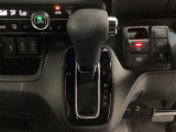 CVT車のセレクトレバーです。低速から高速まで、変速ショックのないスムーズな走りと、エンジン効率のよい領域を維持して燃費にも貢献します。サイドブレーキはスイッチ操作の電子制御パーキングブレーキです。