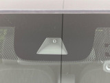 【ホンダセンシング】走行中に前方の車両等を認識し、衝突しそうな時は警報とブレーキで衝突回避と被害軽減をアシスト。より安全にドライブをお楽しみいただけます。