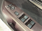 狭い駐車場で便利な電動格納ドアミラーが付いています。