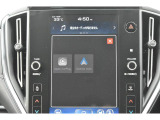 Apple CarPlay/Android Autoに対応しスマートフォンにインストールされているアプリを大画面に表示して使用できるほか、音声認識による操作も可能です。