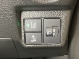 ハンドルの右側にはヘットライトリベライザーとHondaセンシング用のメインスイッチがついています。ヘッドライトリベライザーは道路状況や積荷の加重に応じてライトの高さを調節できます。
