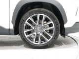 タイヤサイズは(225/50R18)で純正アルミホイールです。