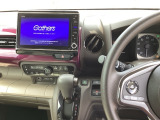 手に馴染むシフトノブで、操作がスムーズに。毎日のドライブがもっと楽しく快適になります。手元で操作ができる、電子制御パーキングブレーキ。