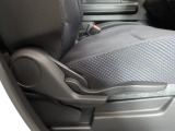 運転席にはドライバーの体型や好みに応じて前後方向だけでなく、高さの調整ができるシートリフターを装備!