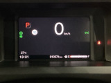 デジタル表示のスピードメーターとタコメーター、燃費やオドメーターなどの表示の他に、ホンダセンシング機能などの表示もできる多機能なマルチインフォメーション・ディスプレイです。