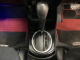 CVT車のセレクトレバーです。低速から高速まで、変速ショックのないスムーズな走りを実現するとともに、エンジン効率のよい領域を維持することで燃費にも貢献します。