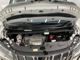 エンジンルーム普段は見えないエンジンルームですが、お手入れが大切な場所ですね。トヨタカローラ名古屋のU-Carはエンジンルームも仕上げております
