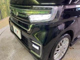 【LEDヘッドライト】悪天候や夜間走行時も良好な視界を確保し安心して運転できる高輝度LEDヘッドライトを装備!点灯速度が早く、消費電力も抑えられています。