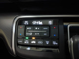 オートエアコンは左右席で独立温度コントロールが可能です。運転席はキンキンに冷やして助手席はマイルドにと言った設定が可能です。暑さ寒さでケンカすることもなくなりますね。