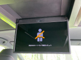 【13.2型有機ELフリップダウン】三列目からでも迫力のエンタメが観れる大画面フリップダウン。有機ELのモニターでは、一般的なフリップダウンよりも高コントラストでキレイな映像を楽しめます。