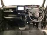 車内は光触媒抗菌消臭施工済です。スタイリッシュなデザインでスポーティなインパネ周りを演出します。グローブボックスやカップホルダーのほかにトレーなどたくさんの収納スペースが付いています。