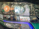 夜間のドライブも明るくクリアな視界で安心な、ディスチャージ(HID)ヘッドライトを装備!