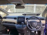フロントガラスが大きく、ワイドな視界で運転もしやすくなるように設定されています。視認性のよいインパネ周りです。操作スイッチやカップホルダーも使いやすい位置に配置されています。