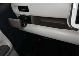 インパネテーブル装備!車内での小物などを一時的に置くとき利用できます。ドリンクホルダー装備! 美味しい飲み物 飲みながら 快適なドライブいかがですか♪