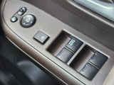 各席のパワーウインドウを手元で操作可能。使い勝手の良い設計です。