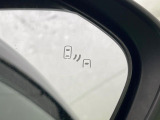 【ブラインドスポットモニター】走行中、ドアミラーの死角になりやすい箇所に後続車が接近するとサイドミラーのレンズに警告を表示!ドライバーに注意喚起をしてくれます。