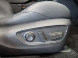 パワーシート搭載。微妙な調整が手軽にでき、ピッタリの最適なポジションで運転することが可能です。
