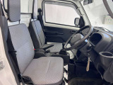 【運転席シート】ゆったりと広々した空間です。ストレスなく運転ができますよ!
