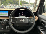 ハンドルにはプロパイロットのスイッチがあります。高速道路の単調な渋滞走行と長時間の巡航走行で、アクセル、ブレーキ、ハンドルの操作を車がアシスト。ドライバーの負担を軽減します。