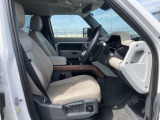 【運転席】室内は座り心地の良いシートとなっており、空間の広さと目線の高さから運転がしやすくなっております。