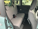 リヤシートも全車消毒済み。天井も高く広々快適空間!足元も軽とは思えない広さ。左右シートが別々に動くのでアレンジ色々♪
