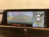【パノラミックビューモニター】映像で、見づらい車両周辺の確認をアシスト。クルマを真上から見ているような映像を表示。 運転席から確認しにくい車両周囲の状況を把握。