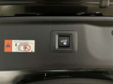 パワーバックドアは荷物の出し入れがしやすい優れものです!スイッチひとつで重いバックドアが締まります!日用品の大量買い出しにも大活躍します!