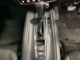 CVT車のセレクトレバーです。低速から高速まで、変速ショックのないスムーズな走りと、エンジン効率のよい領域を維持して燃費にも貢献します。サイドブレーキはスイッチ操作の電子制御パーキングブレーキです。